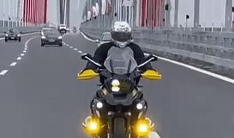 Motosikletiyle köprüden geçti