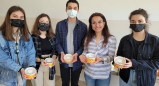 Öğrenciler hazırladıkları yemekleri dağıttılar