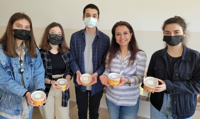 Öğrenciler hazırladıkları yemekleri dağıttılar