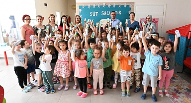 Erdoğan, miniklere süt ikram etti
