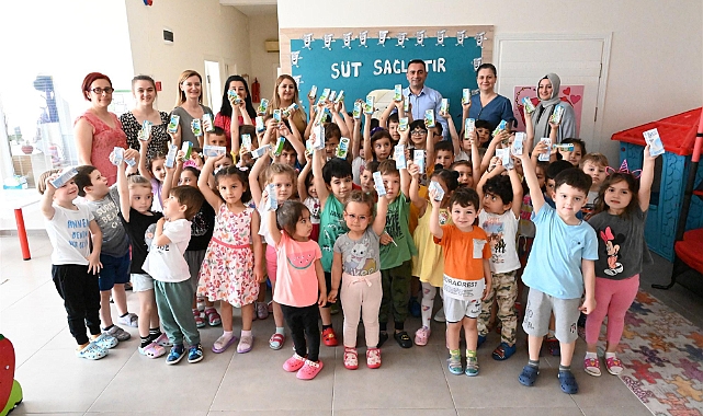 Erdoğan, miniklere süt ikram etti