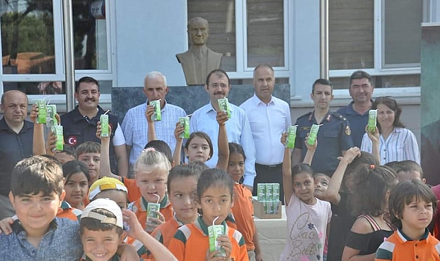 Öğrencilere süt ikramı