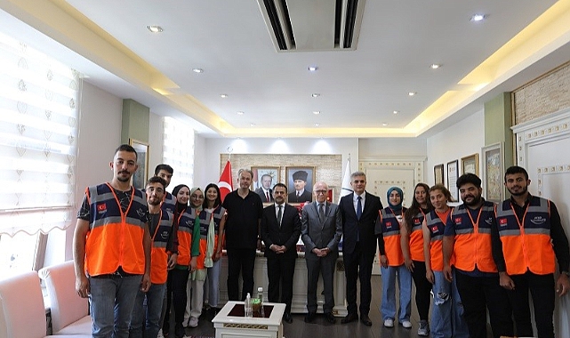 Öğrencileri tebrik etti