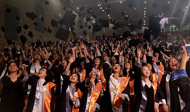 Öğrencilerin mezuniyet coşkusu