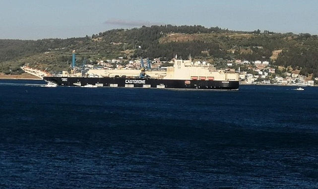 'Castorone' Çanakkale Boğazı'ndan geçti
