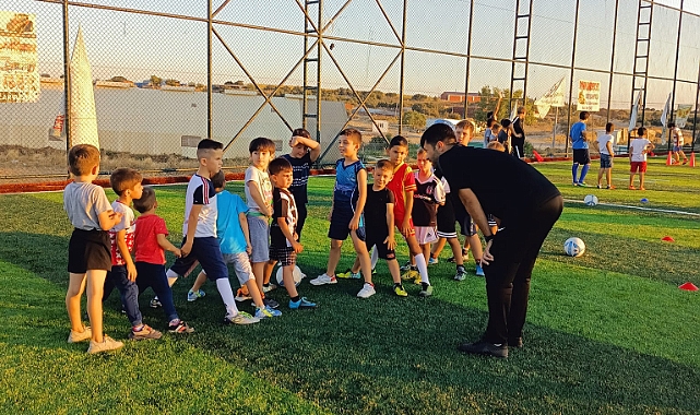 Çocuklara futbol eğitimi veriliyor