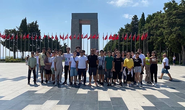 Kartepe'nin gençleri Şehitler Abidesi'nde