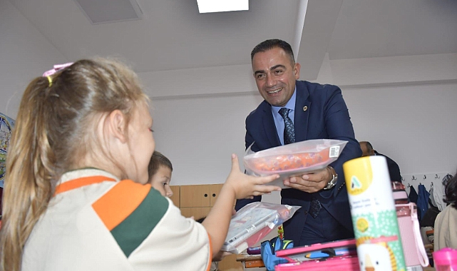 Öğrencilerin kırtasiye hediyesi Biga Belediyesi'nden
