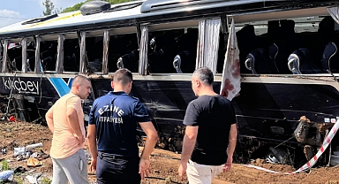 Tur otobüsü su kanalına devrildi; 54 yaralı, 1 ölü
