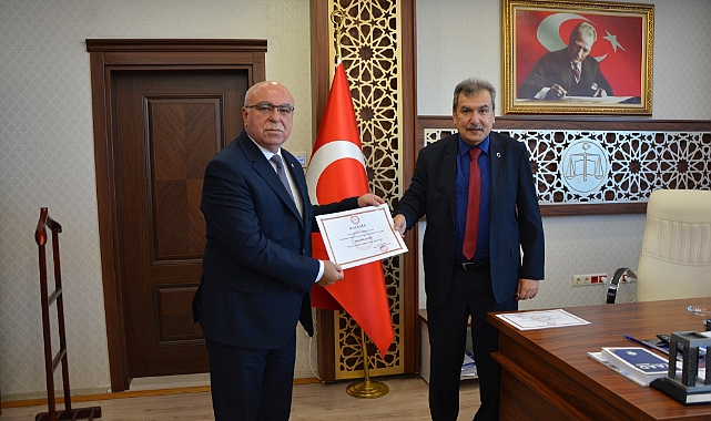 Başkan Deniz mazbatasını aldı