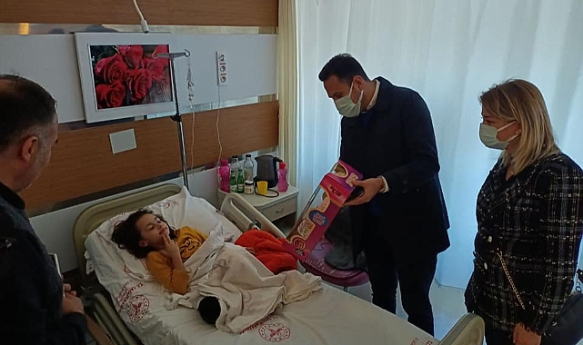 Hastanede minikleri sevindiren hediye