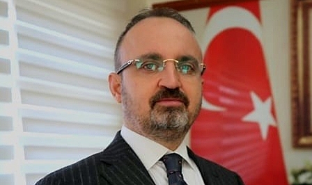 Turan; "Bir tiyatro izliyoruz"