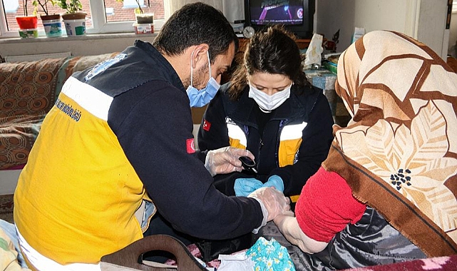 Biga Belediyesi, yaşlı ve engelli vatandaşların yanında