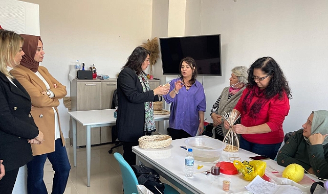 Kursiyerlerin eserlerini inceledi