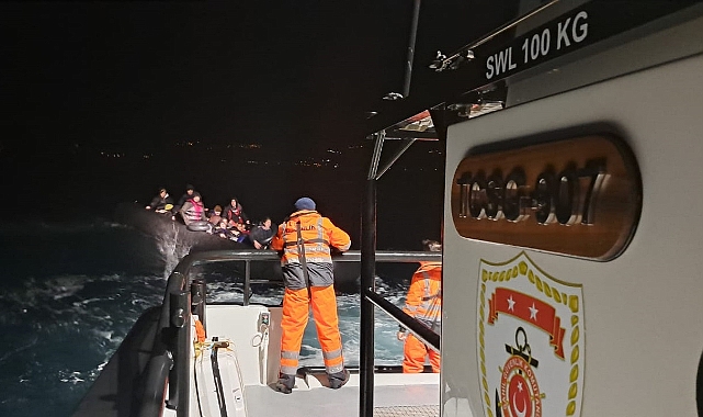 Sürüklenen lastik bottaki göçmenler kurtarıldı