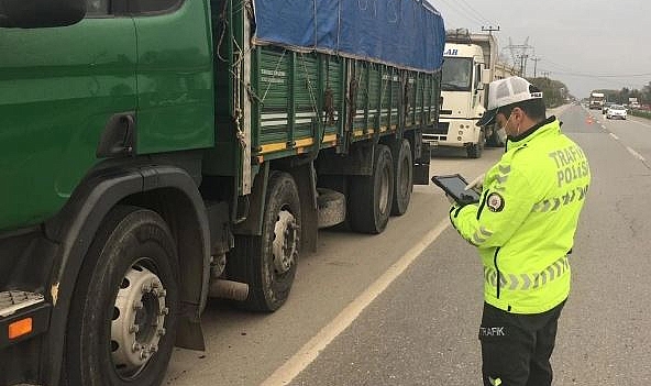 Yük taşıyan araçlar denetlendi