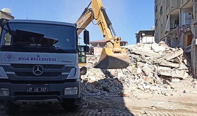 Biga Belediyesi'nin personel ve iş makineleri deprem bölgesinde