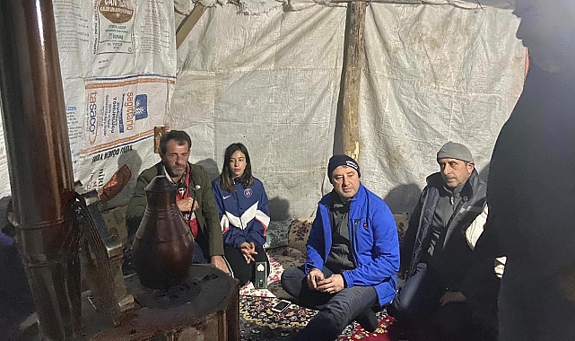 Depremzede aileye çadırı teslim etti
