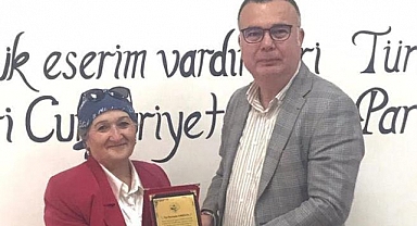 Başkan Arslan'dan Yılın Annesi Nermin Orhan'a Plaket