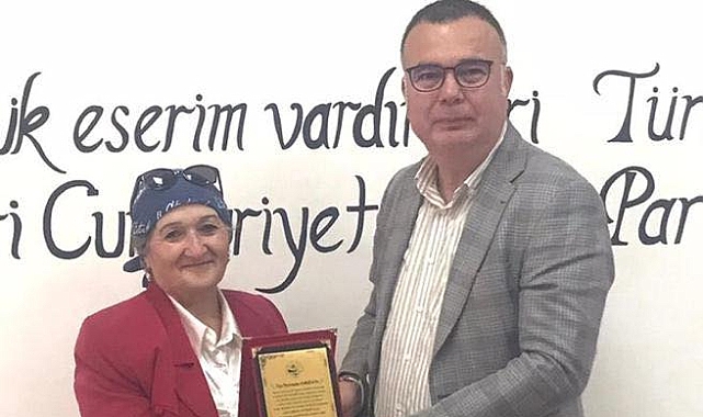 Başkan Arslan'dan Yılın Annesi Nermin Orhan'a Plaket
