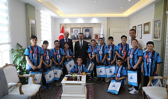 Vali Aktaş'tan şampiyon öğrencilere tebrik