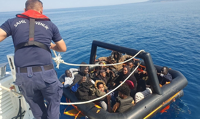 Ayvacık'ta 14 kaçak göçmen kurtarıldı