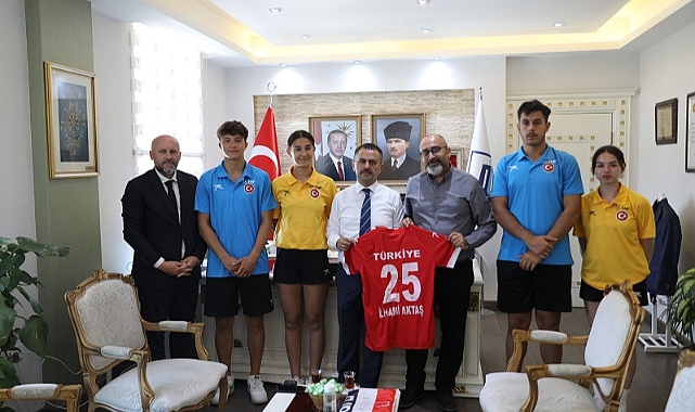 Vali Aktaş'a forma hediye edildi
