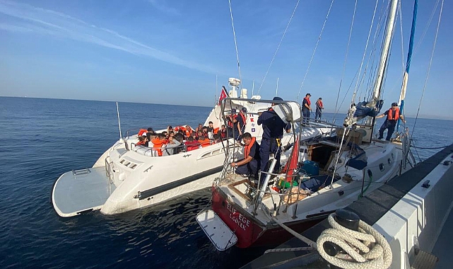 Yelkenli teknede 25 kaçak göçmen yakalandı