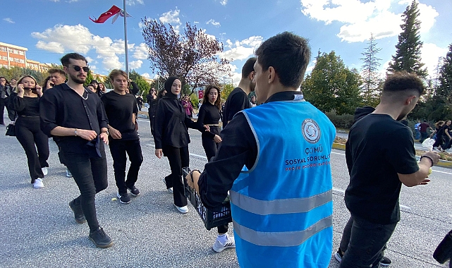 Sosyal Sorumluluk Proje Koordinatörlüğünden ÇOMÜ'lü zeybek ekibine sürpriz