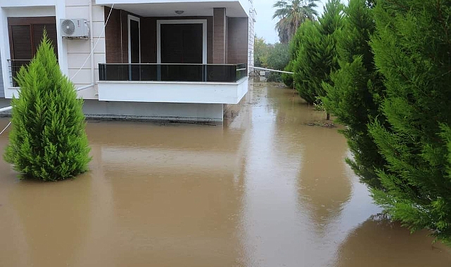 Ev ve işyerlerini su bastı