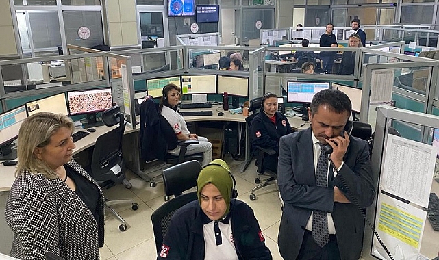 112 Acil Çağrı Merkezi'nde incelemelerde bulunan Vali Aktaş, vatandaşların çağrılarını cevapladı