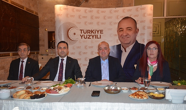 Gider; "Atatürk heykelini 10 metre yana almışlar. İnsafınız kurusun"