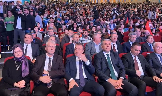 AK Partili Başkan sahneye davet edilmeyince programı terk etti