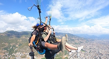 Alanya'da Yamaç Paraşütü Heyecanı