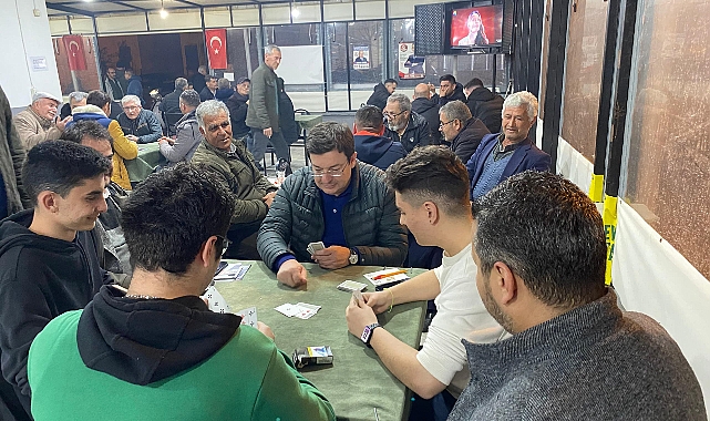 CHP'li Erkek gençlerle kahvede oyun oynadı