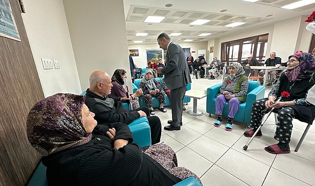 Vali Aktaş'tan huzurevi sakinlerine karanfil