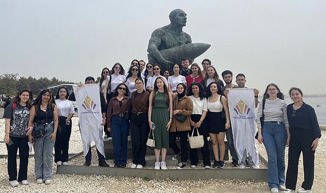 Üniversite öğrencileri Tarihi Alan'da