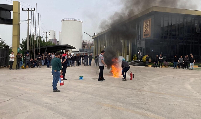 İtfaiye ekiplerinden yangın söndürme eğitimi