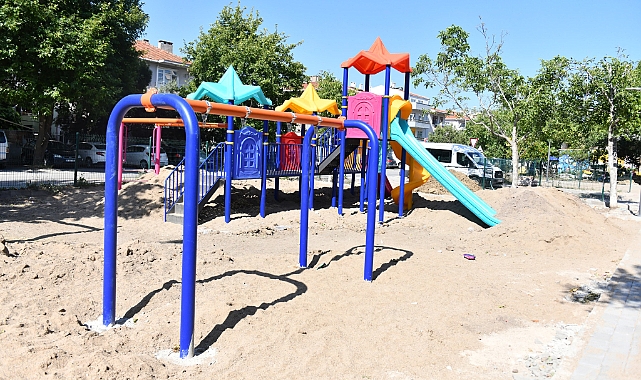 Parklarda yenileme çalışmaları sürüyor