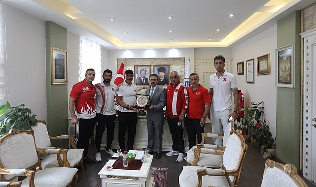 Milli Takım Antrenörleri Vali Aktaş'ı ziyaret etti