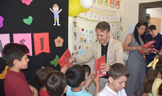 Öğrencilere Milli Takım forması hediye etti
