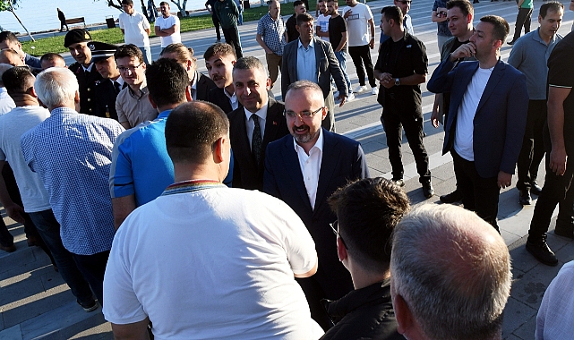 Turan, bayramı namazını Lapseki'de sahil camiinde kıldı