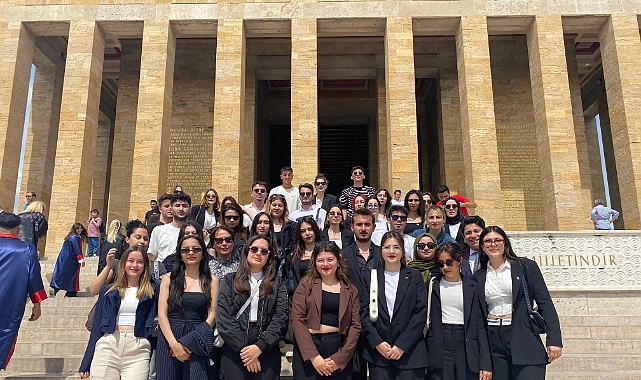 Üniversiteli öğrenciler Anıtkabir'de