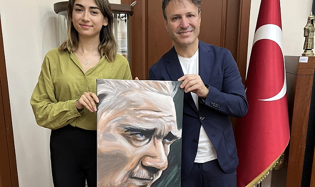Genç sanatçıdan Başkan Soyuak'a hediye