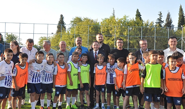 Çocuklarla birlikte futbol oynadı