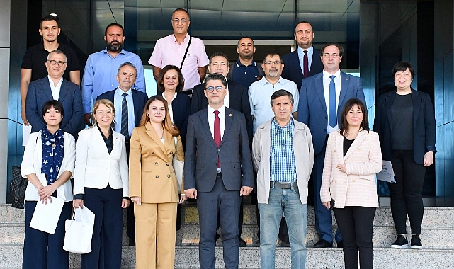 Rektör Erenoğlu, Akademisyenlere teşekkür belgesi takdim etti
