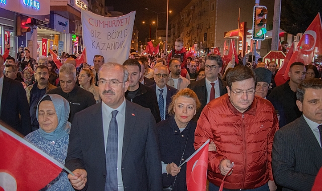 Fener Alayı'nda meşaleler Cumhuriyet için yandı