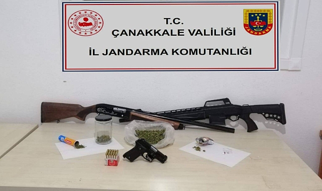 Küçükkuyu'da bir araç durduruldu! Yapılan aramada esrar ve silah ele geçirildi!