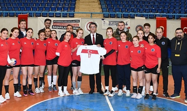 Rektör Erenoğlu'na forma hediye edildi
