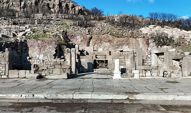 Assos kazılarında tarihi mozaik ve anıt bulundu
